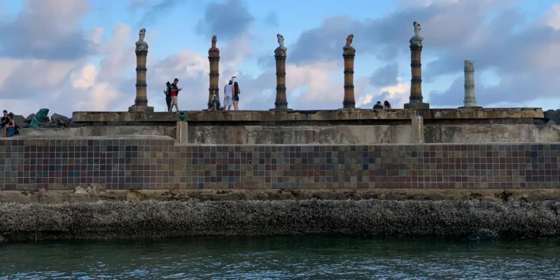 Historische Küsenmauer mit Meer und Säulen in Recife Brasilien