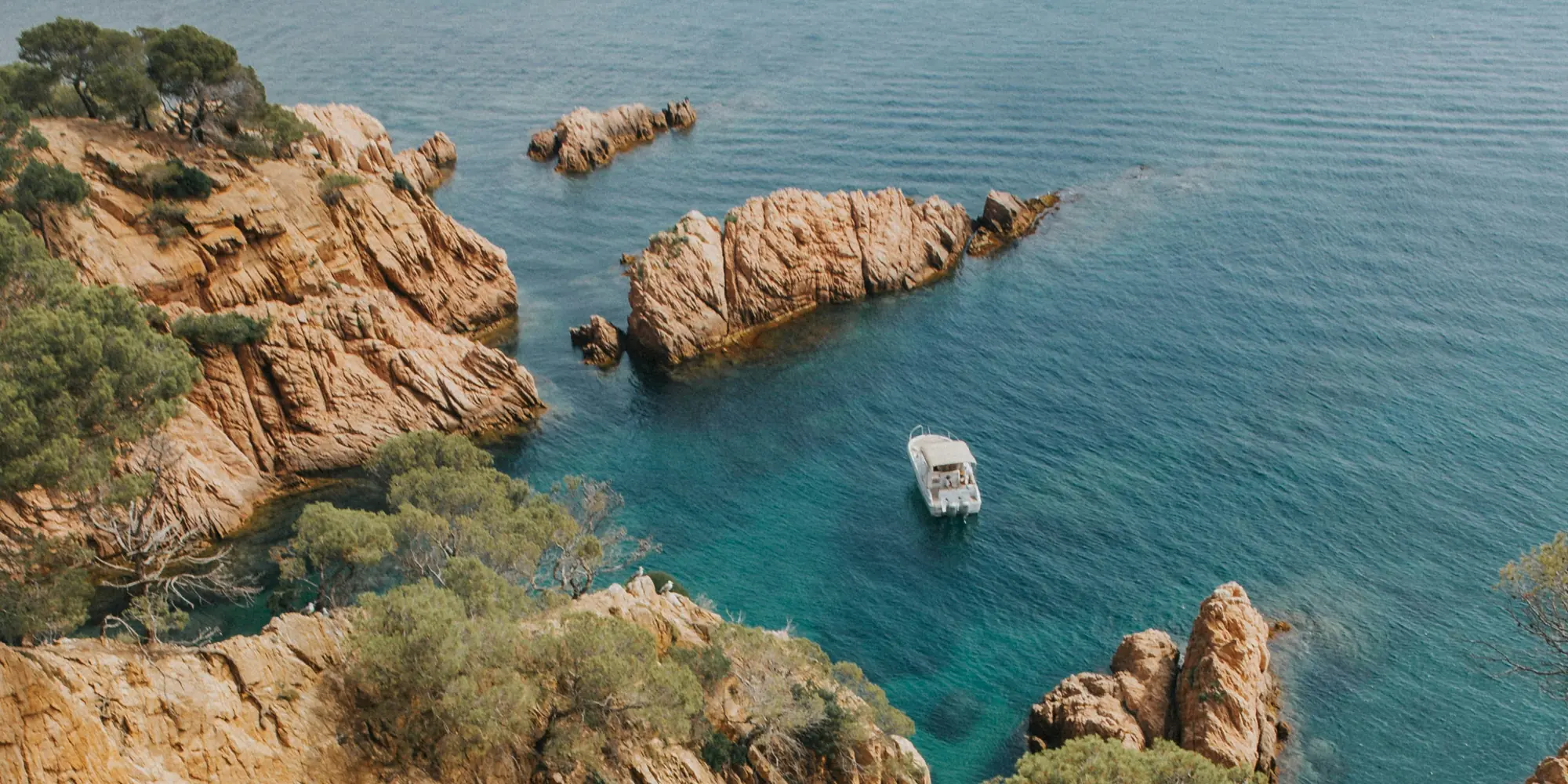Tauchen mit haien in spanien felsige küste mit boot im meer