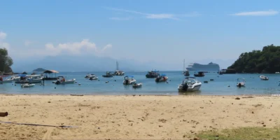 从伊利亚格兰德岛海滩望向船只和邮轮