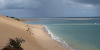 巴扎鲁托群岛的沙丘、海滩与浅海