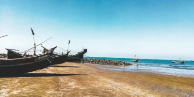 圣马丁岛海滩和海上的渔船