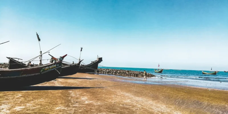 圣马丁岛海滩和海上的渔船