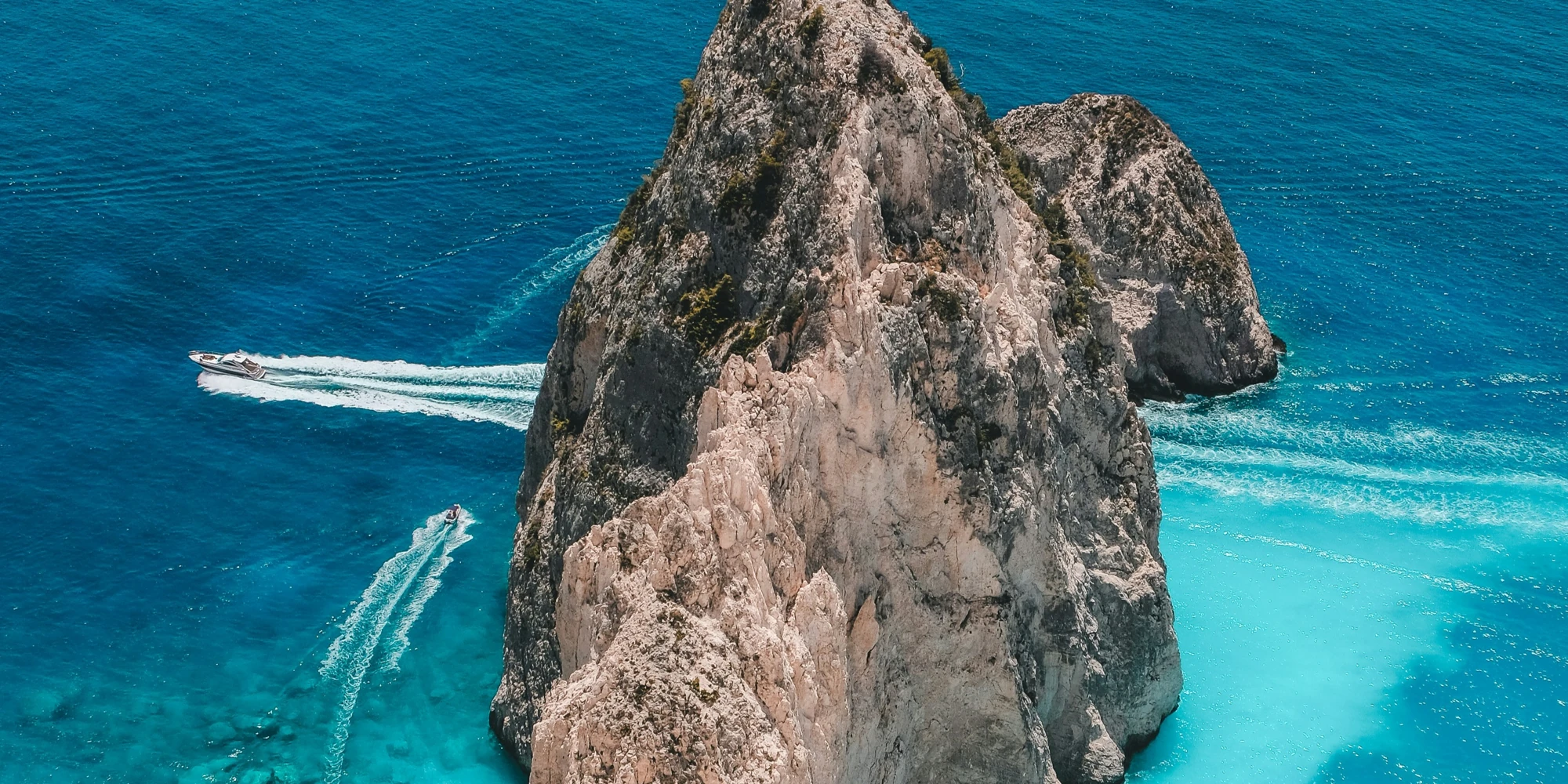 希腊海岸边的岩石地貌