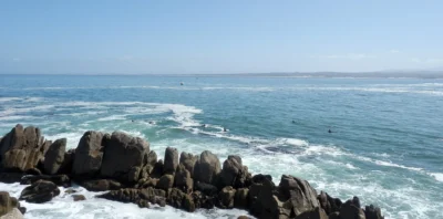 从 Lovers Point 眺望 Pacific Grove 附近的岩石海岸和 Monterey Bay