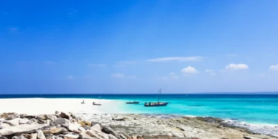 Rolas Island 海滩上的木船，位于莫桑比克的 Quirimbas 群岛