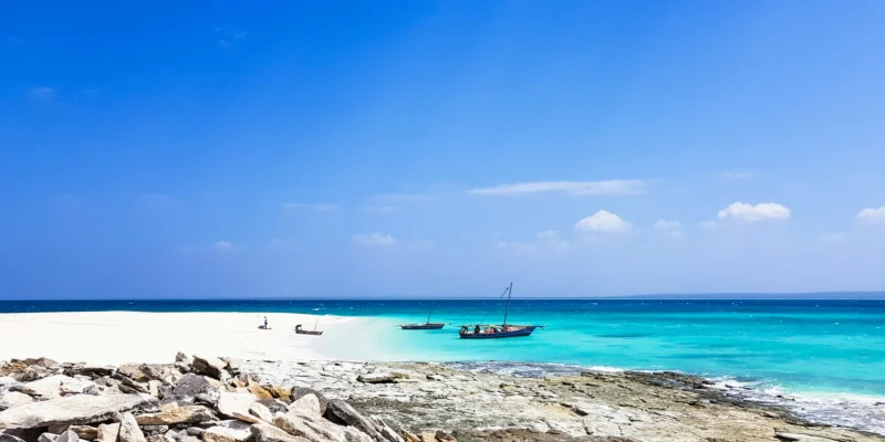 Rolas Island 海滩上的木船,位于莫桑比克的 Quirimbas 群岛