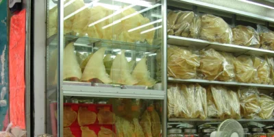 中国一家商店内陈列的鲨鱼鳍